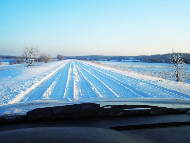 Vista da paisagem de inverno do carro na estrada com neve azul