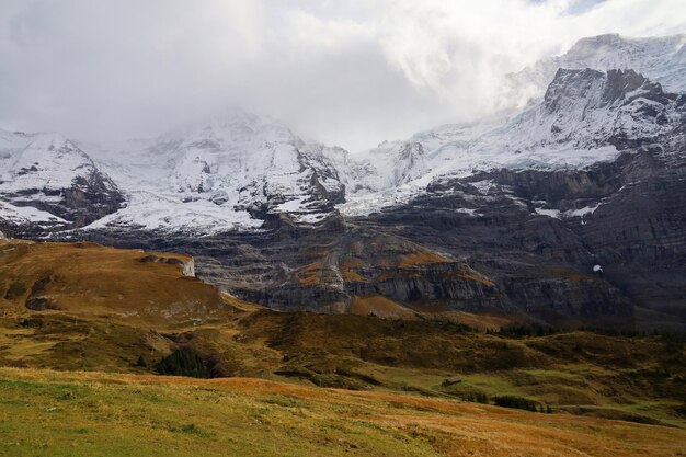 Vista da paisagem de montanha alp neve na natureza outono no suíço do trem