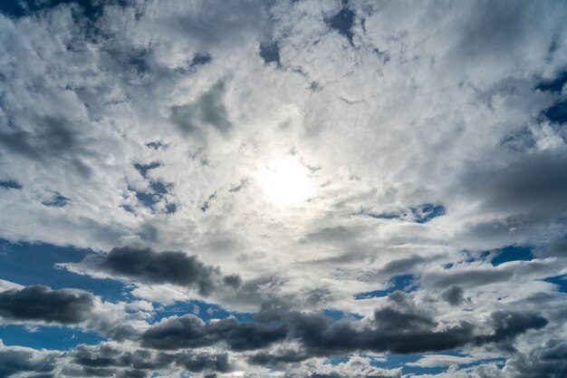 Vista da paisagem de nuvens fofas no céu azul