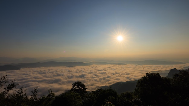 Vista da paisagem de outubro de 2022 mar de neblina e nascer do sol da manhã no ponto de vista de sri nan do Parque Nacional Doi Samer Dow e atração histórica na província de nan Tailândia