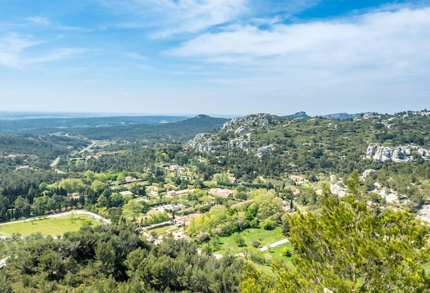 Vista da paisagem do campo cultivado do Chateau des Bauxdeprovence na França sob céu azul nublado