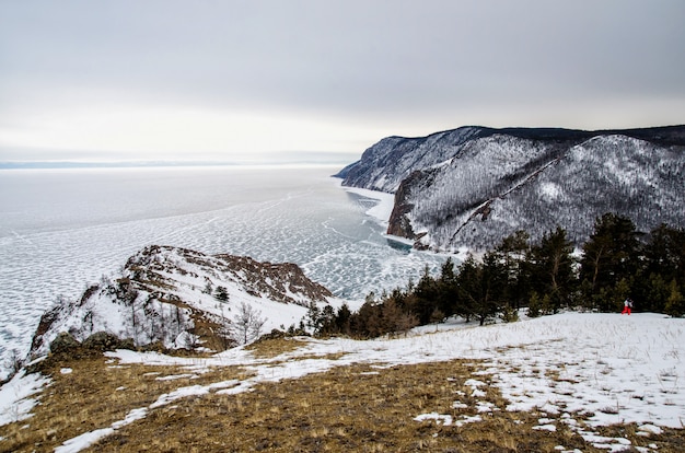 Vista da paisagem do inverno na Sibéria com o Lago Baikal congelado à distância. Inverno na Rússia