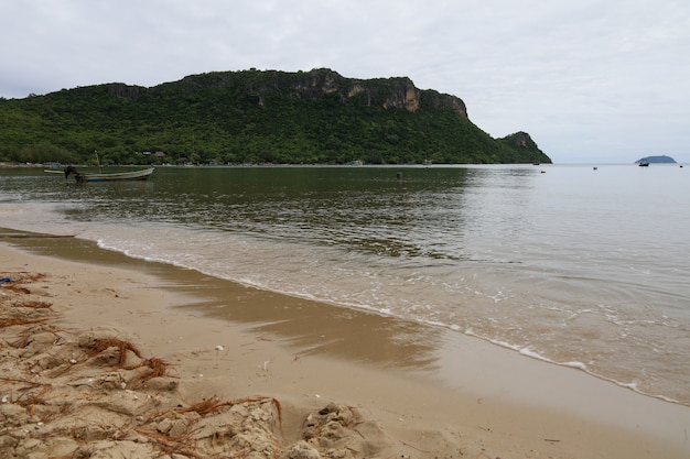 Vista da paisagem do mar e da baía de areia na ilha da Tailândia