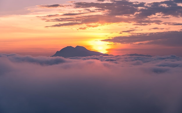 Vista da paisagem do nascer do sol sobre o tempo nebuloso na colina de Manungkot, no Nepal