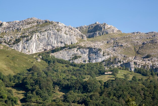 Vista da paisagem dos picos de Busampiro perto de Lierganes, Cantábria, Espanha