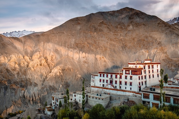 Foto vista da paisagem lamayuru mosteiro em leh, ladakh, india