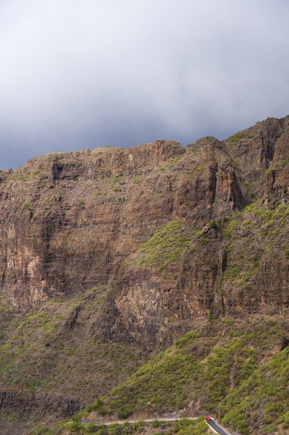 Vista da paisagem montanhosa, rocha da montanha, vista lateral