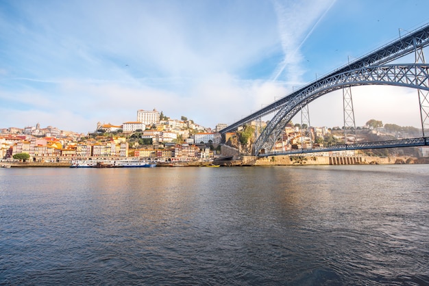 Vista da paisagem na cidade velha com a ponte Luís e o rio Douro na cidade do Porto, Portugal