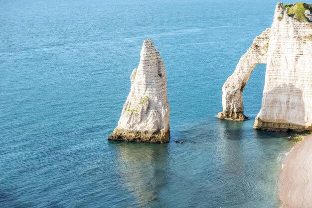 Vista da paisagem na famosa costa rochosa perto da cidade de etretat, na frança, durante o dia ensolarado