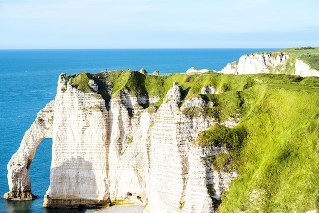 Vista da paisagem na famosa costa rochosa perto da cidade de Etretat, na França, durante o dia ensolarado