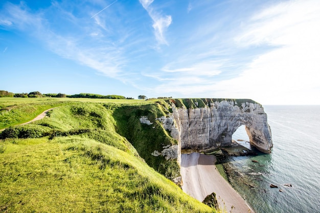 Vista da paisagem na famosa costa rochosa perto da cidade de Etretat, na França, durante o dia ensolarado