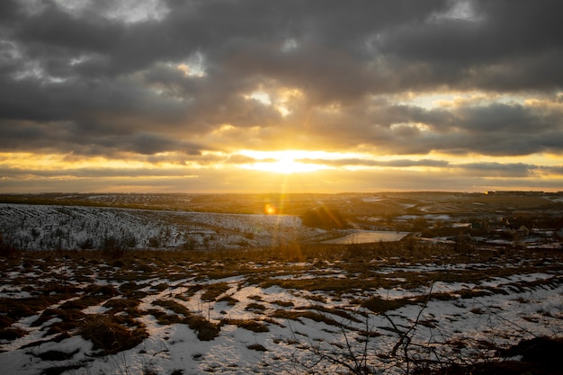 Foto vista da paisagem natural com nascer ou pôr do sol