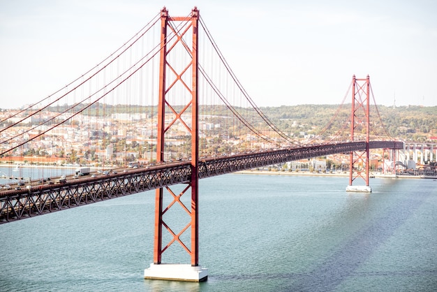 Foto vista da paisagem no rio tejo e a famosa ponte 25 de abril na cidade de lisboa, portugal