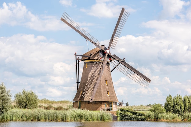 Vista da paisagem no velho moinho de vento na vila de Kinderdijk, na Holanda