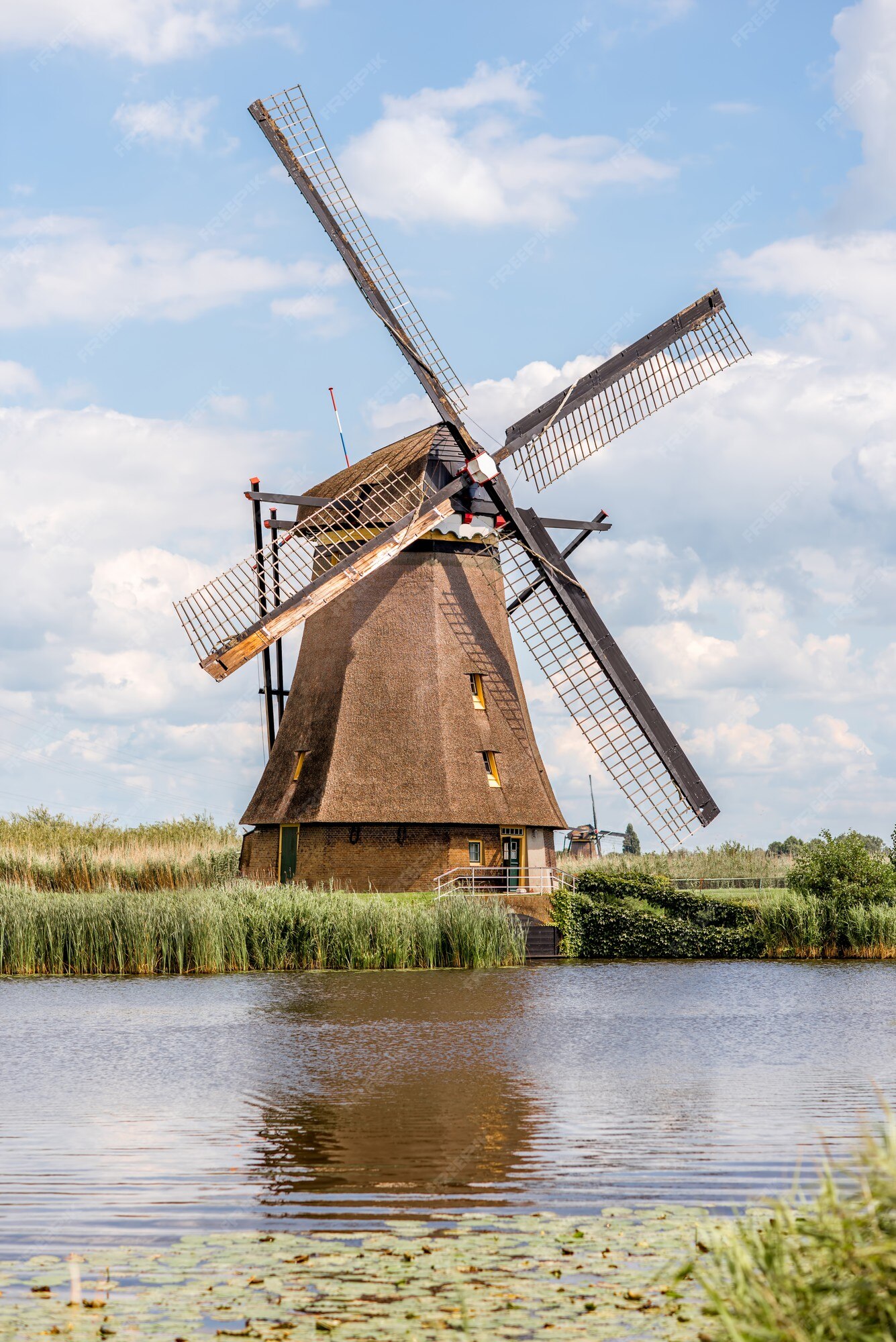 Bela Vista Rural No Sul Da Holanda Com Um Antigo Moinho De Vento Holandês  Tradicional Em Kinderdijk Foto Royalty Free, Gravuras, Imagens e Banco de  fotografias. Image 166232651