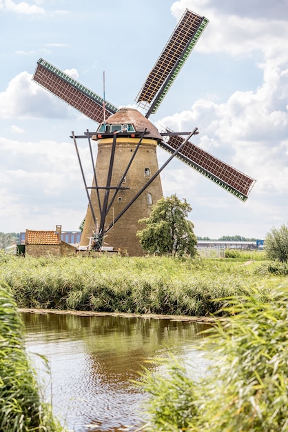 Vista da paisagem no velho moinho de vento na vila de Kinderdijk, na Holanda