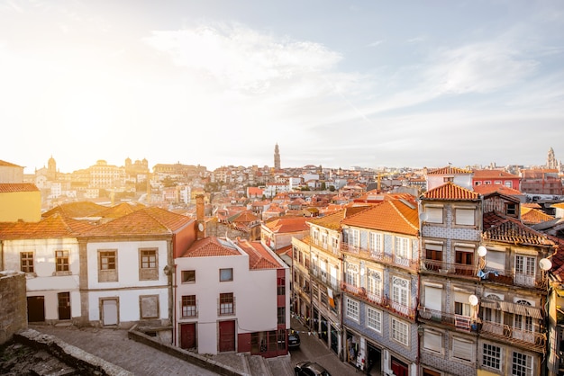 Vista da paisagem urbana com belos edifícios antigos durante a luz do pôr do sol na cidade do Porto, Portugal