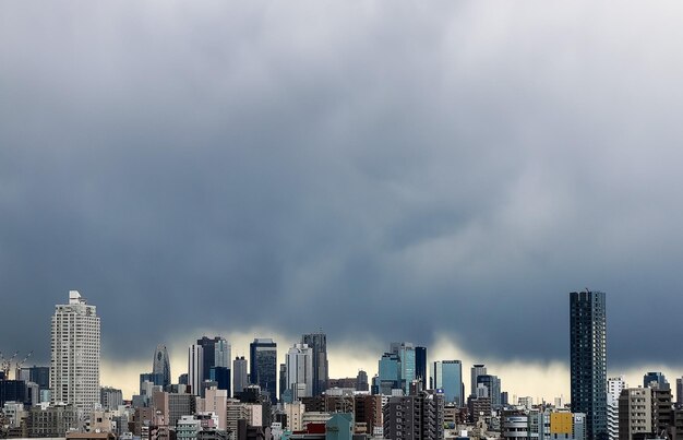 Vista da paisagem urbana contra o céu nublado