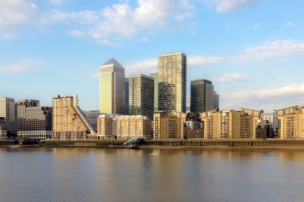 Vista da paisagem urbana de canary wharf de greenwich, em londres.