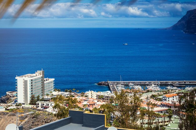 Vista da paisagem urbana de falésias de Los Gigantes Tenerife Ilhas Canárias Espanha