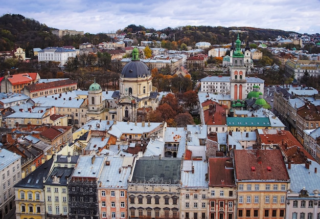 Vista da paisagem urbana de Lviv a partir da altura da Câmara Municipal.