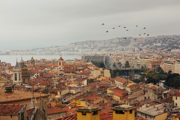 Vista da paisagem urbana de Nice para a cidade velha de Nice. Vista da cidade velha de cima.