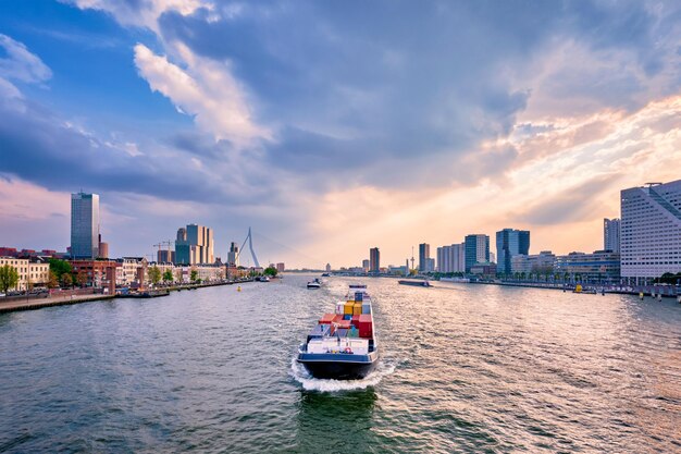 Vista da paisagem urbana de Roterdã sobre o rio Nieuwe Maas, Países Baixos