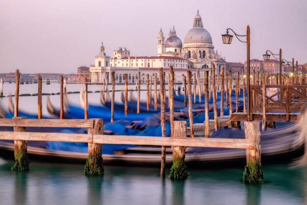 Vista da paisagem urbana de Santa Maria Della Salute antes do nascer do sol Veneza