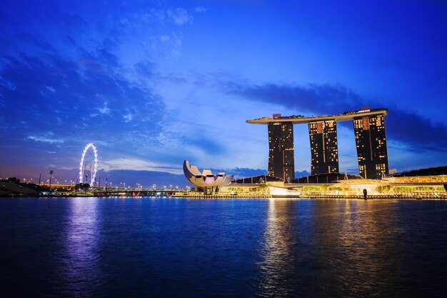 vista da paisagem urbana de Singapura com o nascer do sol