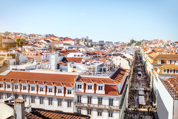 Foto vista da paisagem urbana na cidade velha com a avenida central augusta durante o dia ensolarado na cidade de lisboa, portugal