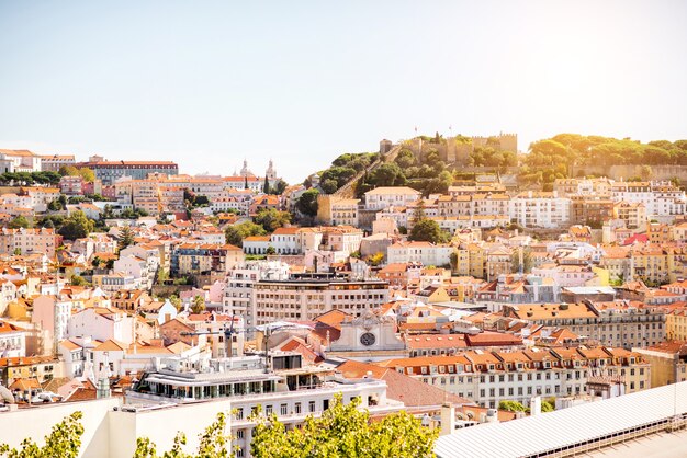 Foto vista da paisagem urbana na cidade velha com a colina do castelo durante o tempo ensolarado na cidade de lisboa, portugal