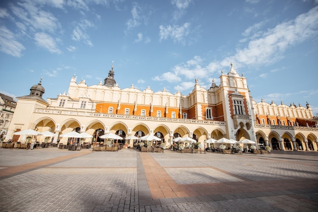 Vista da paisagem urbana na Praça do Mercado com o edifício principal do Cloth Hall durante a luz da manhã em Cracóvia, Polônia