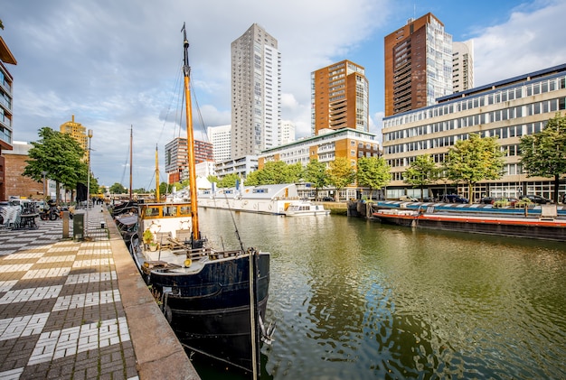 Foto vista da paisagem urbana no distrito de escritórios no porto de wijn em rotterdam