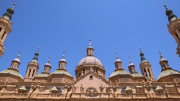 Vista da paisagem urbana sobre os telhados e as torres da Basílica de Nossa Senhora na cidade de Saragoça. Monumento Marco da região da Catedral de Aragão. Uma igreja católica romana na Espanha