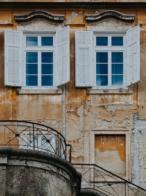 Vista da parede frontal do edifício com duas janelas