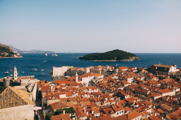 Vista da parede nos telhados da antiga cidade de dubrovnik a torre do sino da dominicana