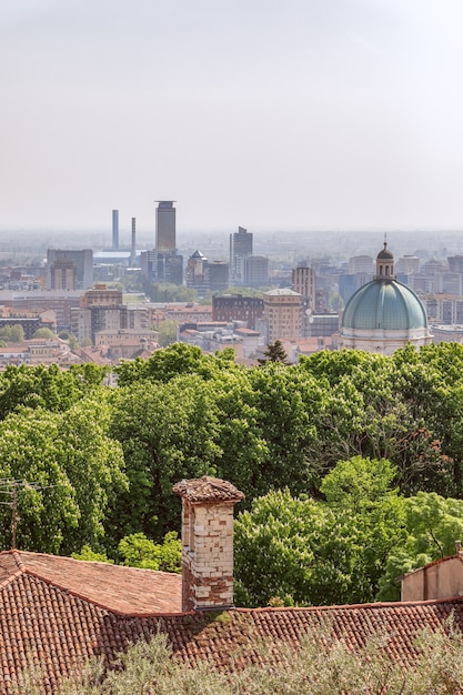 Vista da parte antiga da cidade com a cúpula da catedral e o centro da cidade de Brescia. Lombardia, Itália