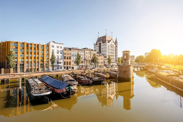 Foto vista da parte antiga do paraíso de wijn com barcos durante a manhã em rotterdam