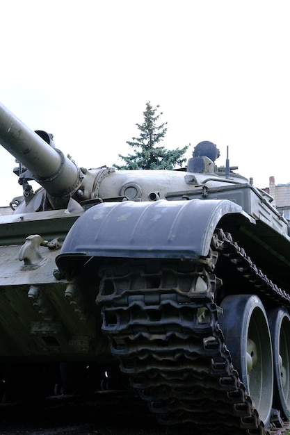 Foto vista da parte frontal da lagarta verde do tanque em pé no chão com as rodas