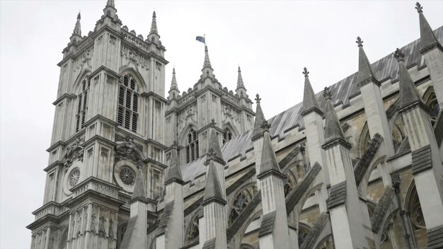 Foto vista da parte inferior da abadia de westminster detalhes exteriores contra o céu cinzento e nublado ação ele