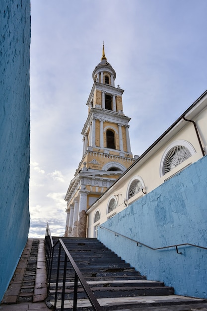 Vista da passagem subterrânea para a igreja teológica de são joão na cidade de kolomna, capela-mor da igreja contra o céu