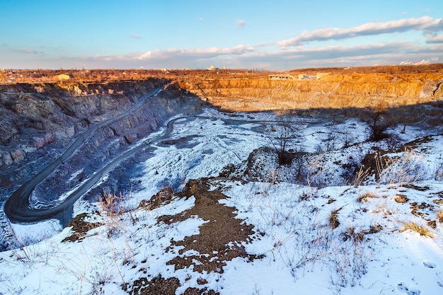 Vista da pedreira de granito no inverno na neve.