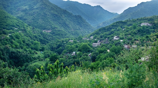 Vista da pequena cidade armênia de Akhtala, localizada nas montanhas em um dia de verão
