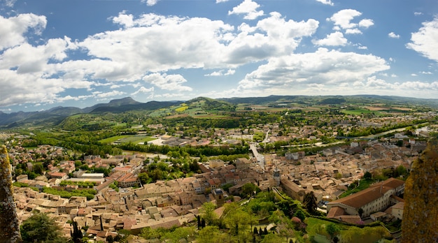 Vista da pequena cidade de Crest no Drome, França