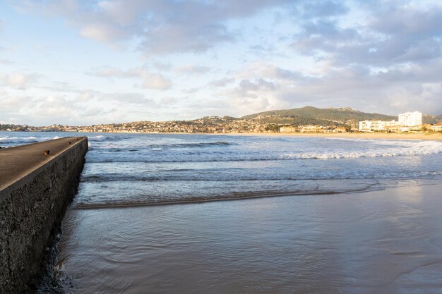 Vista da pequena cidade de Panxon do quebra-mar de Playa América em Negran Galicia, Espanha