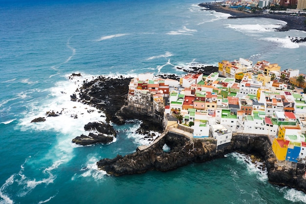 Vista da pequena cidade de Punta Brava perto da cidade de Puerto de la Cruz na ilha de Tenerife, Ilhas Canárias