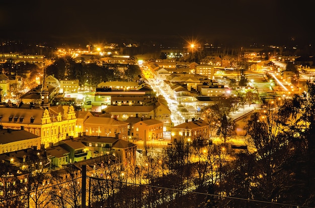 Vista da pequena cidade sueca europeia de Soderhamn à noite