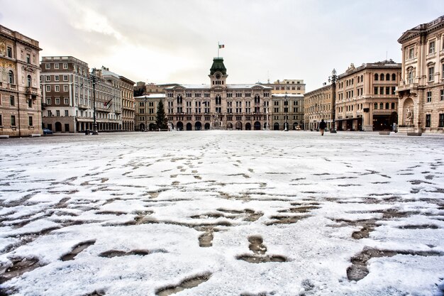 Vista da piazza unit d'italia coberta pela neve, trieste