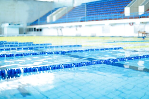 Vista da piscina moderna