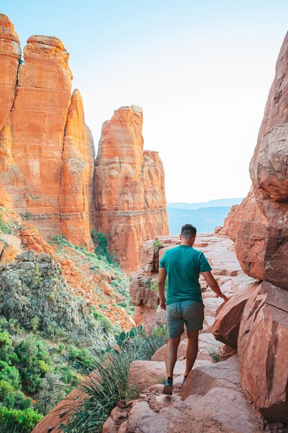 Vista da pitoresca Catedral Rock em Sedona com céu azul no Arizona